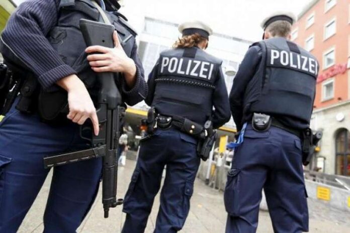 Polizia Germania coltello uomo donna